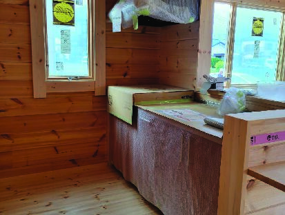 内部木工事中　キッチンを設置しました